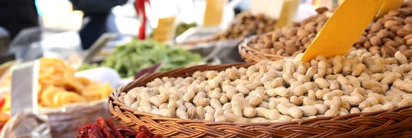 Basket of roasted peanuts for sale in the stand of dried fruit — Stock Photo, Image