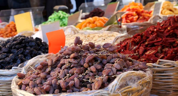 Kosze z suszonych owoców na sprzedaż na rynku owoców, Włochy — Zdjęcie stockowe