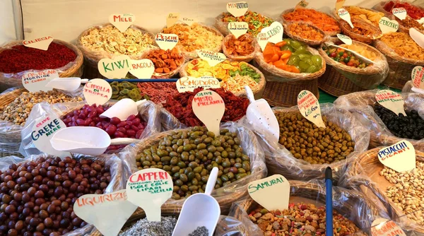 Baskets of dried fruit for sale at the fruit market in italy — Stock Photo, Image