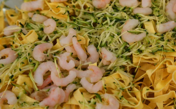 Pink shrimp zucchini and fresh egg pasta — Stock Photo, Image