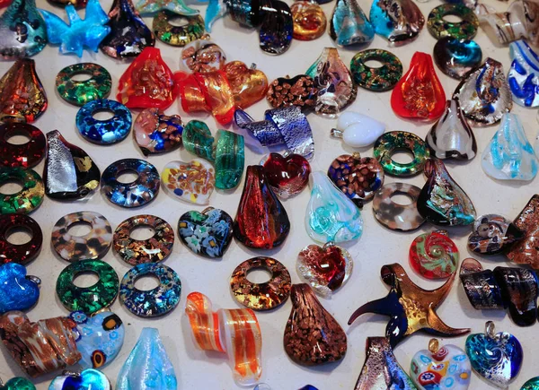 Precious hangings and Murano glass accessories for sale in marke — Stock Photo, Image