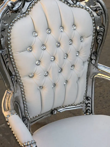 Dyrbara antika stol i vitt läder och diamond knappar — Stockfoto