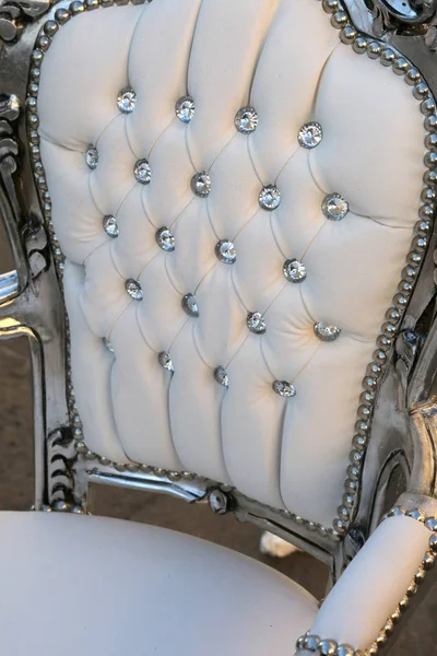 Drahé staré židle v bílé kůži, která vypadá jako thron — Stock fotografie