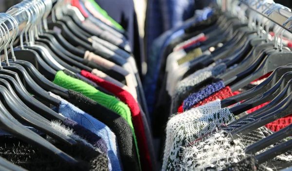 Veel winter opknoping kleren te koop — Stockfoto