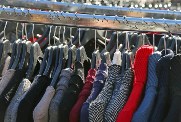 birçok kış asılı giysiler için satış