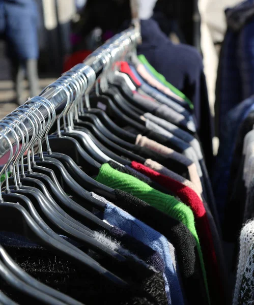 Veel winter opknoping kleren te koop in de markt — Stockfoto