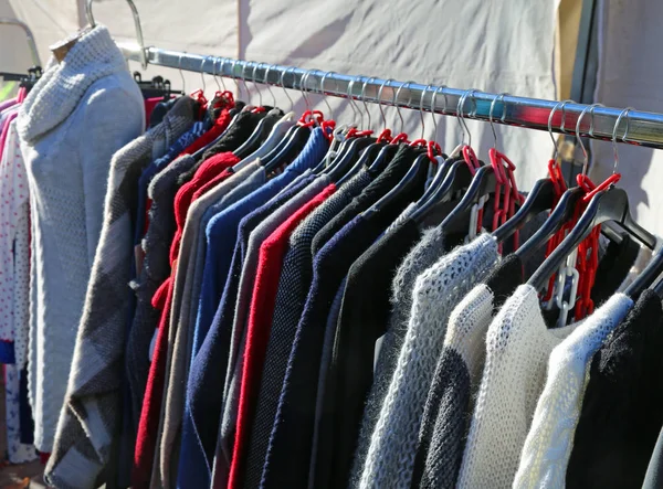 Zimní oblečení na ramínkách na prodej na trhu s venkovní — Stock fotografie