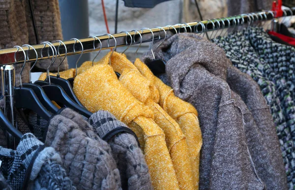 Ropa usada ropa de invierno colgada en perchas para la venta — Foto de Stock