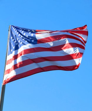 yüksek mavi gökyüzünde uçan büyük Amerikan bayrağı
