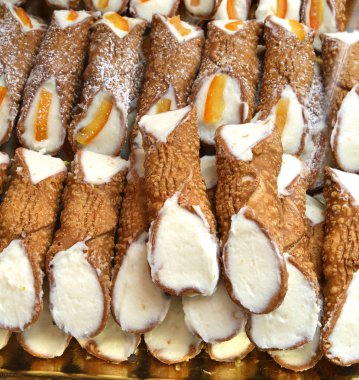 Sicilya cannoli peynir ve şekerlenmiş portakal dilimleri ile