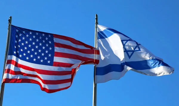 Céu azul com bandeira americana e a bandeira israelense — Fotografia de Stock