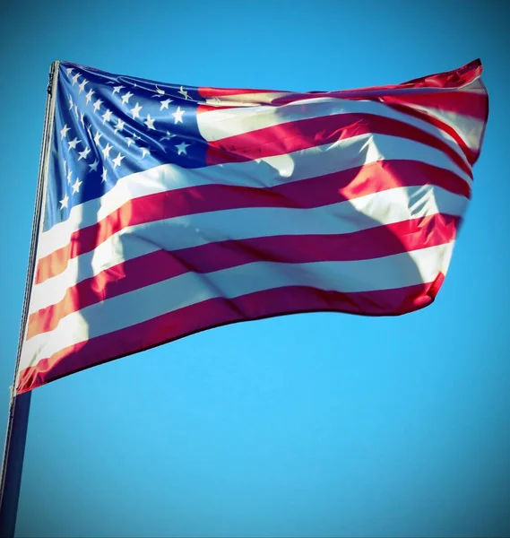 大規模な米国旗を振っての旧式な効果 — ストック写真