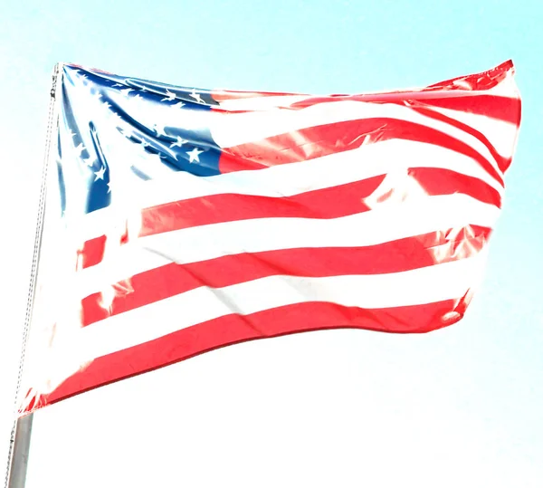 Claro efecto para resaltar la gran bandera americana ondeando — Foto de Stock