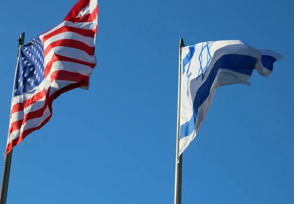 Sventolando nel cielo blu bandiera americana e la bandiera israeliana — Foto Stock