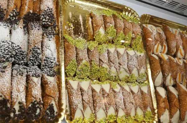 Sizilianische Cannoli mit geriebener Schokolade und Pistazien und Sahne — Stockfoto