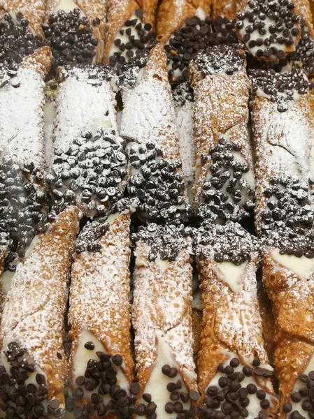 Sicilian cannoli with grated chocolate and cream — Stock Photo, Image