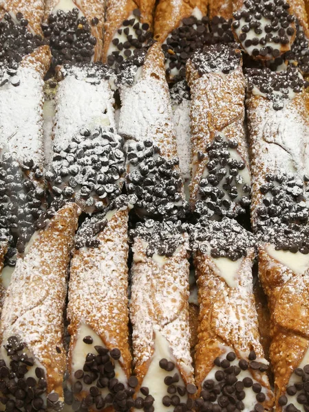 Sicilya cannoli rendelenmiş çikolata ve krema ile
