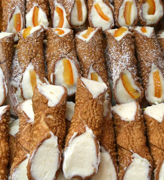 Birçok cannoli ile Sicilya pasta