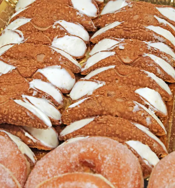 birçok cannoli krem tipik lor peyniri ile yapılmış olan