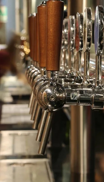 Grifos para cerveza de barril en el pub — Foto de Stock