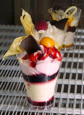 yaratıcı tatlı İtalyan artis buzdolabında krema ile