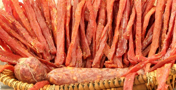 塩、天然スパイスで味付けし、成長する肉のストリップ — ストック写真