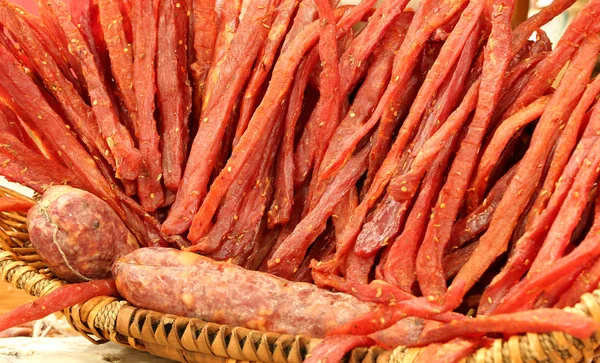 Paski mięsa przyprawia się solą o nazwie Coppiette Romane w Ita — Zdjęcie stockowe