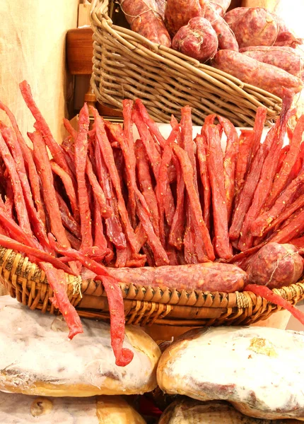 Tiras de carne temperadas com sal e especiarias naturais — Fotografia de Stock