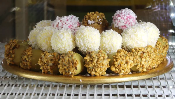 Pasticcini ricoperti di scaglie di cocco e arachidi in vendita nel — Foto Stock