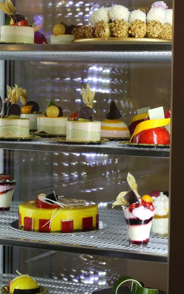 Torte e dessert al ristorante all'interno del frigorifero — Foto Stock
