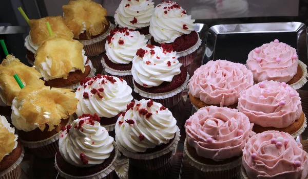 Dolci in vendita nel ristorante per dessert frigorifero — Foto Stock