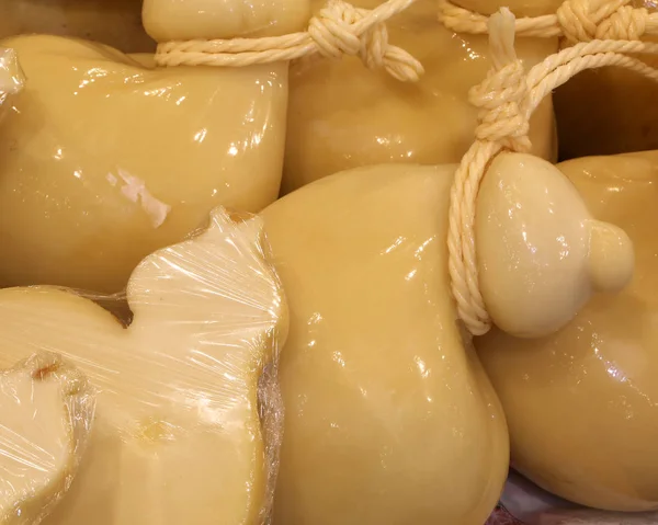 Laticínios com queijo chamado caciocavallo típico do sul da Itália — Fotografia de Stock