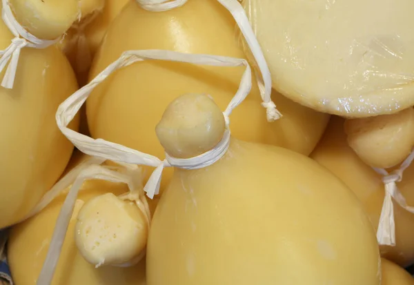 Käse namens Caciocavallo typisch für Süditalien — Stockfoto