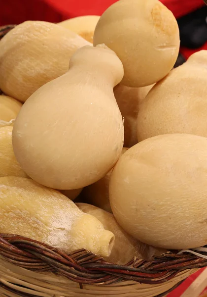 Queso llamado caciocavallo comida típica de Italia — Foto de Stock