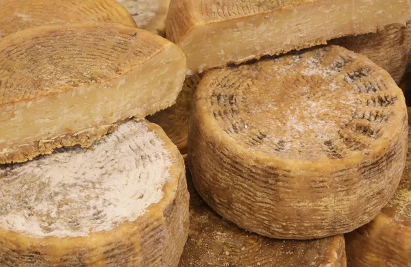 Belgili tanımlık dağ mandıra Çiftlik Satılık sert peynir formları — Stok fotoğraf