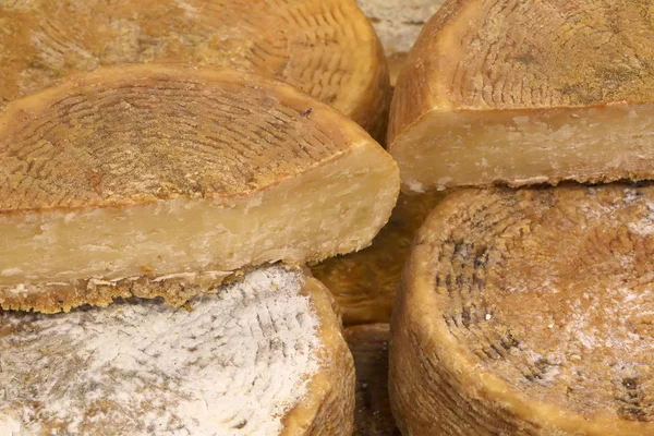 Jant Satılık yaşlı peynir — Stok fotoğraf