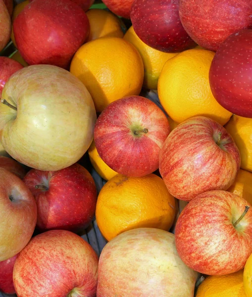 Rijpe appelen en sinaasappelen oranje — Stockfoto