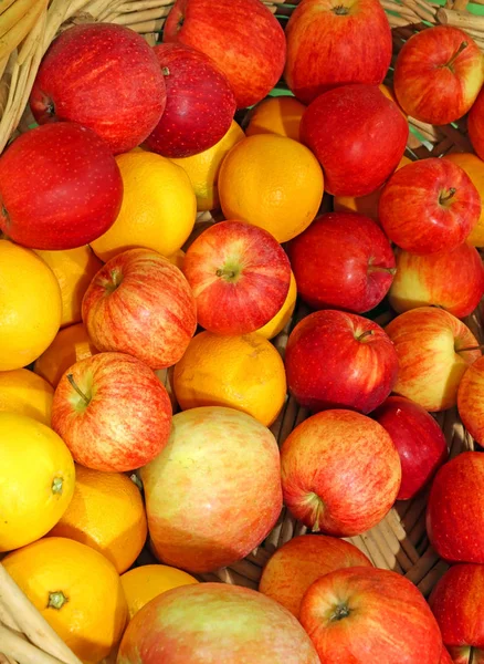 Background of ripe apples and oranges — Stock Photo, Image