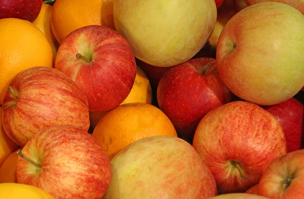Achtergrond van rijpe appelen en sinaasappelen oranje — Stockfoto