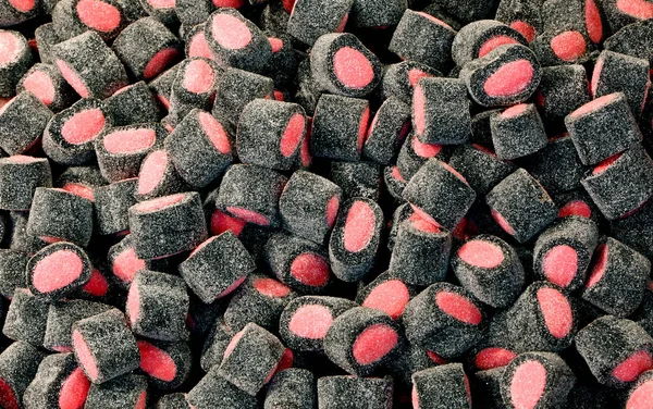 Pequenos pedaços de alcaçuz cheios de açúcar colorido — Fotografia de Stock