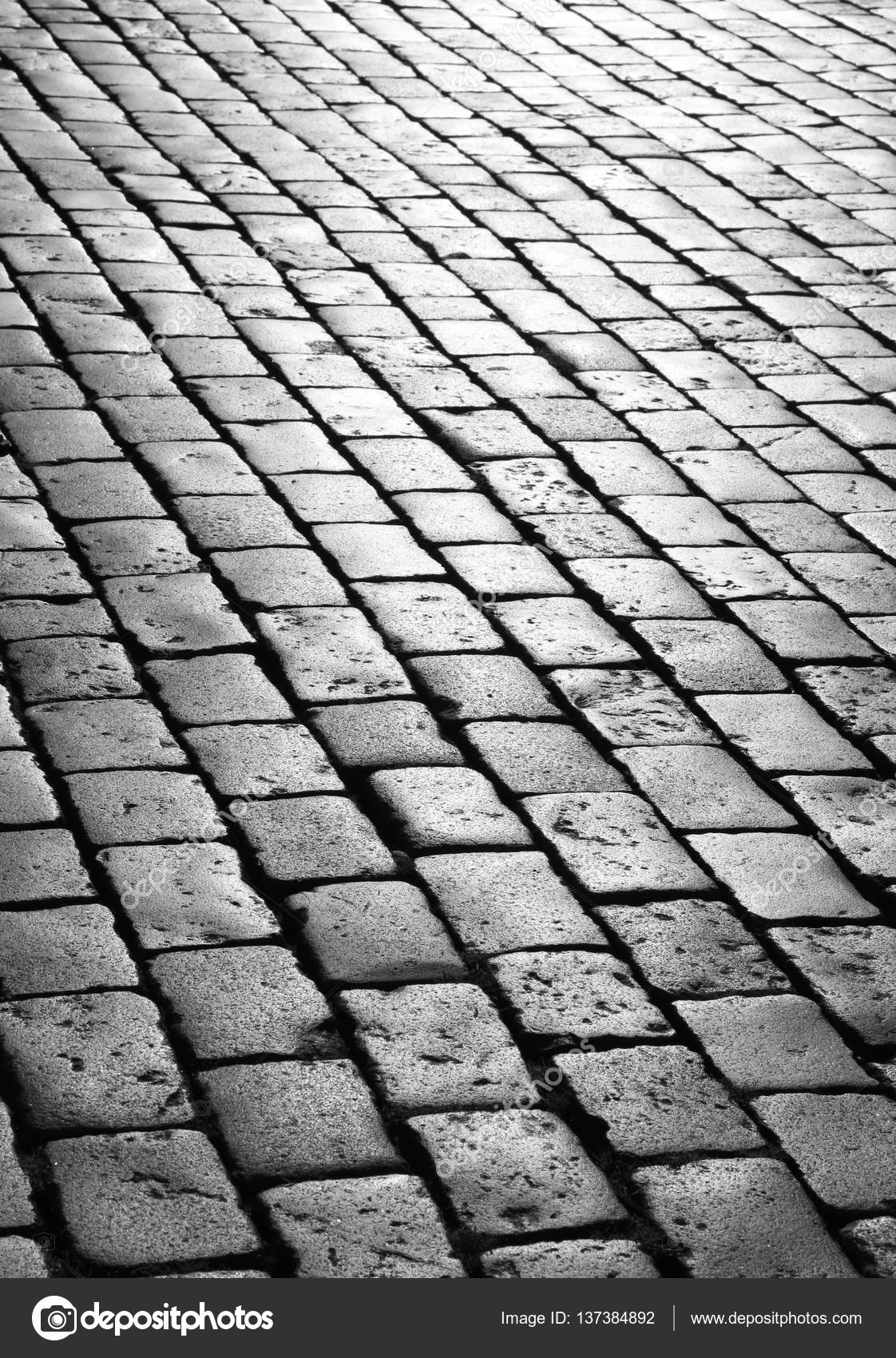 gran piso con baldosas rectangulares de la Plaza del pueblo — Foto de