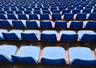 stadyumun bir seyirci tribün olmadan boş sandalyeler