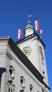 Avusturya Salzburg city bayrakları taşıyan eski Belediye Binası