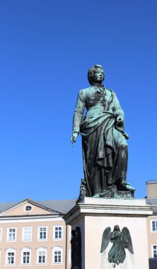 büyük besteci Mozart Meydanı'nda büyük heykeli