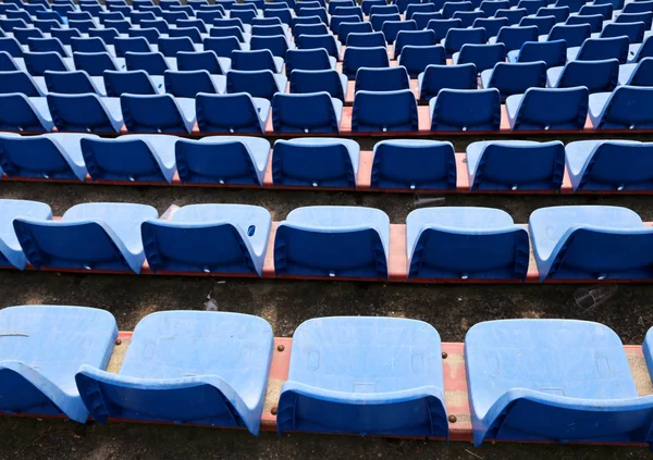 Sillas vacías en el estadio sin gradas de audiencia —  Fotos de Stock