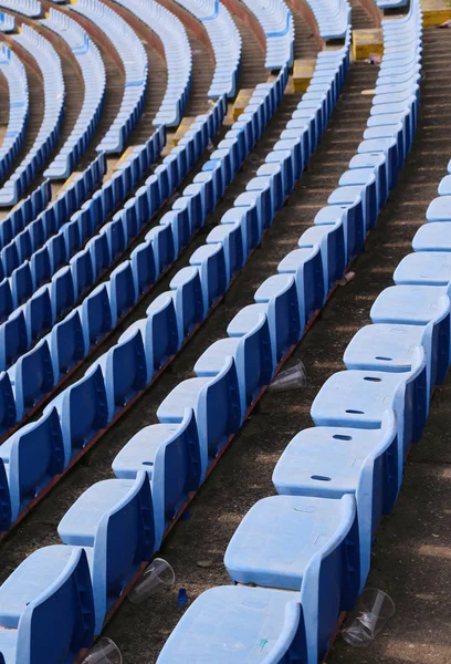 Cadeiras vazias no estádio sem espectadores — Fotografia de Stock