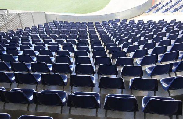 Stühle ohne Zuschauer auf der Stadiontribüne — Stockfoto