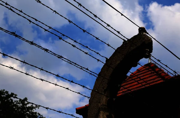 Ostnatý drát plotu v Evropské zajateckého tábora — Stock fotografie