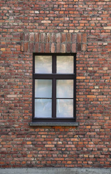 Téglafal ablakkal — Stock Fotó