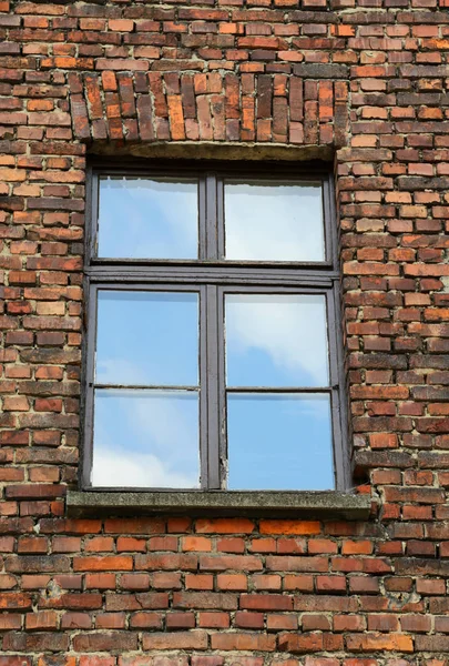 Tegelvägg med ett rektangulärt fönster och reflektion av s — Stockfoto